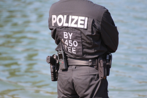 Rettungskräfte sichern gekenterten Achter auf der Außenalster.